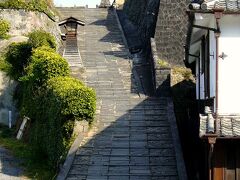 北台武家屋敷へ続く酢屋の坂です。杵築を代表するスポットで、古い灯篭が江戸時代の景観を醸しています。