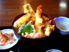 杵築は海の幸も名物なので、お昼には天丼を食べることにしました。大きな海老や穴子の天ぷらが食べごたえあります。