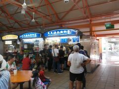 お目当てはチキンライスの有名店「天天海南鶏飯」です。行列のできる店とのウワサですが、開店直後なのでほとんど並ばずにゲットです