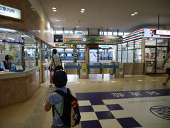 徳島で折り返す家族も何組かいたようですが、我々は徳島駅で下車。
アンパンマンスタンプラリーも忘れずに押します。