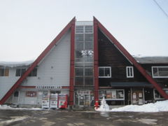 最初の寄り道は秋田内陸線の阿仁合駅でした。阿仁合駅構内のこぐま亭というレストランの馬肉シチューを食べてみたかったからです。