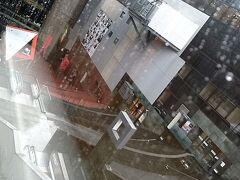 エレベーターを探してウロウロしていると、かなり長いエスカレーターと階段が外に見えました。空中径路というらしく、雨じゃなかったら歩きたいところでしたね。