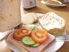 ホテルに深夜１時に到着し、深夜２時に友人が（東京からヘルシンキを経て）合流。
ここはアイスランドの安宿には珍しく朝ゴハンが付いていた。ホテルオーロラ。