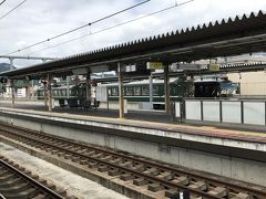 奥に見える緑色の列車は、京都丹後鉄道の列車。
福知山は、宮福線の終点の駅。

この駅で、またまた１１時１２分発の豊岡行の列車に乗り換え。
この列車も２両編成ワンマンカー。
福知山駅に着いた時にすでに向い側に停車していたが、座席の確保には、福知山駅よりは余裕があった。

しかし、これも距離の割には時間がかかり、目的地の上夜久野駅まではたったの３駅なのに２８分もかかり、到着は１１時４０分の予定。