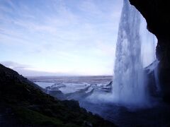 おそらくアイスランドで１番目か２番目有名な滝なのでは。
Selialandsfoss　(foss：滝）
滝の裏側に回れる滝。冬場は足元注意。めっちゃ凍ってます。