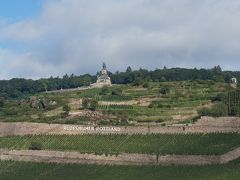 船からはニーダーヴァルトの丘が見えました。
ゴンドラリフトであそこまで登ると展望台があります。
個人旅行だったら、高いところ好きな我々は登っていたと思いますが
今回はツアーなので我慢。
建っているのは「ゲルマニア像」だそうです。