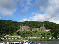 先ほどのラインシュタイン城のすぐ近くにある大きなお城が
ライヒェンシュタイン城。
盗賊の巣窟となっていた時代もある…とのことですが、
先ほどのお城が裁判所や税関として使われていたのに、
すぐ近くに盗賊の巣窟があったってこと！？