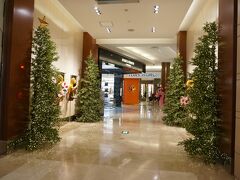 【免税店のＴギャラリア】
8時半頃ホテルを出て、9時半に到着！！

すでにクリスマスディスプレイ。

