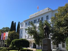 共和国広場の近くにあるモンテネグロ市庁舎です。
この銅像はかっつての市長さんとか・・・わかりません。