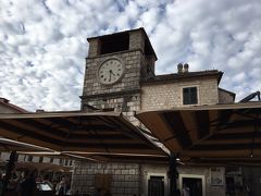 町の時計塔、1602年築
正門のすぐ側にあるので正門を見失わずにすみます。