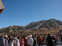 トロリーバスで室堂へ。

駅から降りると、青空が広がっていました！

言葉が出ないほどの、絶景が広がっていました。

360度の立山連峰が堂々と目の前に広がる風景。

ツアーの人たちは、順番に記念写真を撮ります。
購入は自由です。