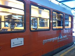 ツェルマット駅向かいのゴルナーグラート鉄道駅から登山鉄道に乗って向かいます。リフト券を持っている人はゲートでタッチすれば無料で乗れます。
マッターホルンの見晴らしが良いのは向かって右側の座席。