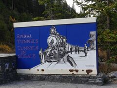 スパイラルトンネルに着きました。
カナディアン・パシフィック鉄道がキッキング・ホース・パスと呼ばれる急勾配の峠を越えるため造った８の字型の2つのトンネルです。