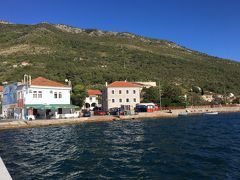 二箇所の国境検問所を通過し
モンテネグロに入り
コトル湾にあるフェリー乗り場に着きました。