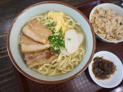 頼んだのは、【二又そば定食】というもの。

麺が柔らかく、うどんに近い感じでした！

カツオ出汁ベースで見た目より薄味で、食べやすかったです(^^)/



