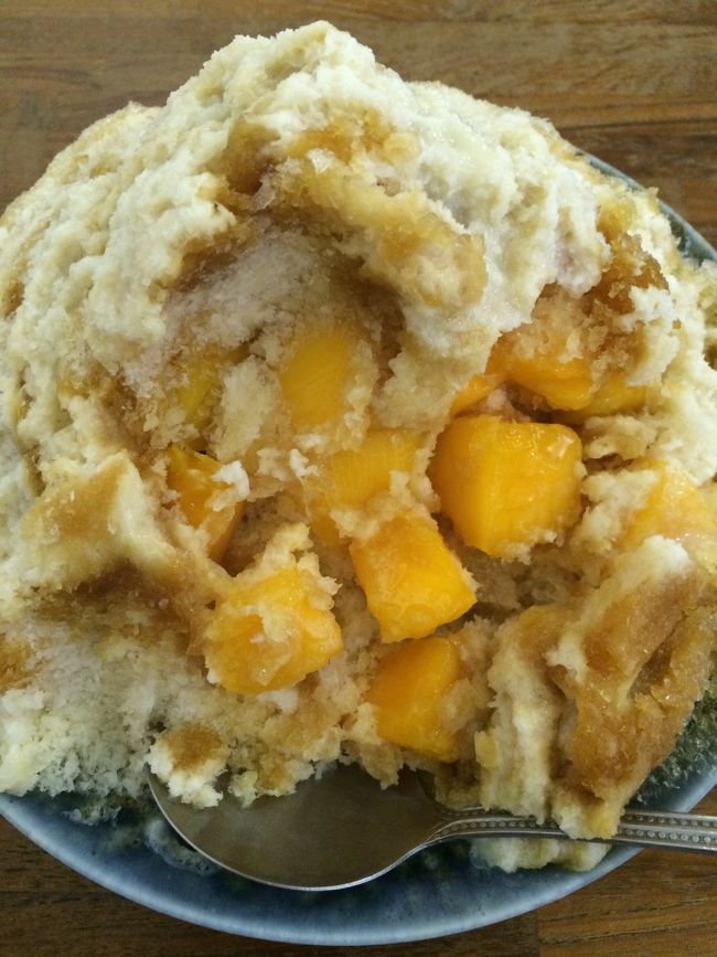 氷をほじっていくとマンゴーがたくさん！<br />