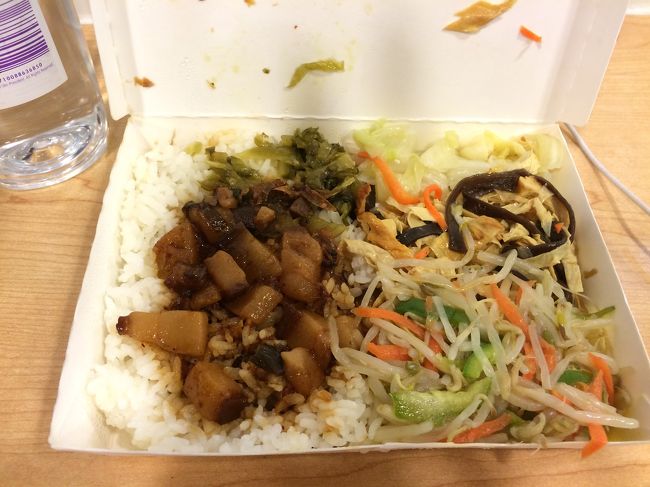 双連駅近くのお店のルーローハン弁当<br />空港で食べてこの旅行の台湾飯を締めくくりました<br /><br />いつ行ってもおいしいものがたくさんあって胃が一つでは足りません<br />もっともっとおいしいものたくさん食べたいな<br /><br />一緒に行きたいと言ってくれる人たちが何組かいるので今度はその人たちと訪台したいです<br /><br />ごちそうさまでした
