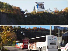 こちらは駐車場だけで12.15ドル（1,100円）かかる上に、ロープウェイが１人13ドル以上するので下から眺めるだけにしました。
日本人ツアーはこちらの方にいました。