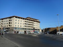 長距離バス停のある建物、フィレンツェ・サンタマリア・ノヴェッラ駅横にある。

写真の左側に入口があり、入って切符売り場で往復の乗車券を購入できる。