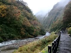 国道353号の悪路で峠を越えながら、清津峡に到着。
雨模様で残念でした。

道中、松之山温泉の市役所支所脇に
綺麗な公衆トイレが出来てました。
それ以外、コンビニ等は一切ありませんので、
ご注意ください。