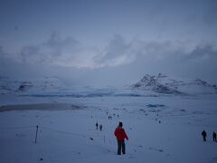 ヨークルサルロンに氷が無かったので、急きょ、別の氷河湖に連れていってくれました。どこだろうなあここ。。走った距離からして、多分ここだと思うんだけど。。赤い服の子は、今回のツアーで一緒になった日本人女子（一人旅！）