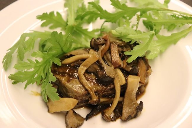 人気のメインディッシュ<br />和牛サーロインステーキ<br />木の子の盛り合わせとラビゴットソース<br />お肉が柔らかい。<br />