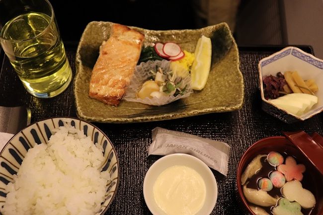 着く前にフミコの和食をいただきました。<br />サーモンが美味しかったです。<br />飲み物はJALオリジナルドリンクスカイタイムキウイ<br />ドロッとしてるかと思ったら、クリアでさらっとしていました。