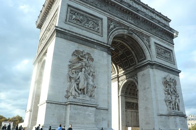 同じ飛行機に某サッカー選手が乗ってました。<br />娘はずっと応援してたので、目の前でお会いできてラッキーでした！<br /><br />空港からパリ市内ホテルまで送迎(混載)車で移動。<br />車窓から見た凱旋門です。