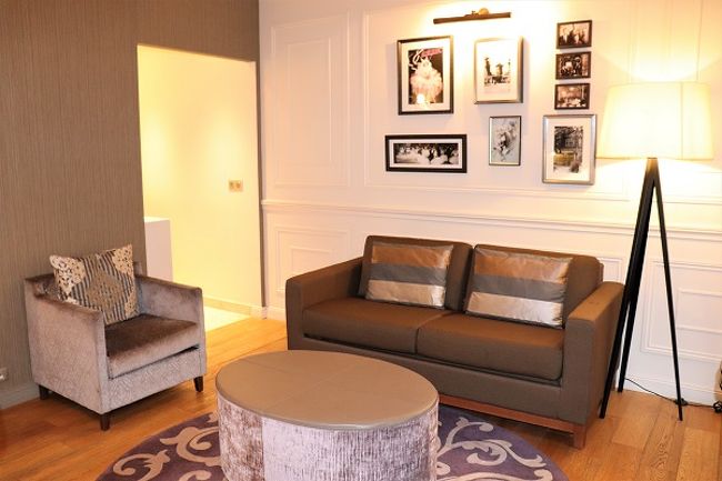 奥にミニキッチンがあります。<br />レンジやコーヒーメーカーもついてました。