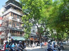 ホアンキエム湖に近づくほど、
賑わいとバイク台数、人通りが増えます。