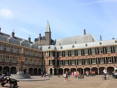 次に向ったのは、ビネンホフ（Binnenhof）。
以前伯爵の宮殿だった建物で、ここに国会議事堂や中央政府が入居しています。