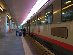 ボルツァーノからヴェローナの電車はEurocityを利用しました。

オーストリア国境のBrennero/BrennerからVeronaまでの区間はイタリア国鉄のサイトからもドイツ鉄道のサイトからもオーストリア国鉄のサイトからも購入できるのでトータルで一番安かったオーストリア国鉄のSparschiene料金で大人1人9EURで子供はSparschiene料金なので無料の大人2名と6歳の子供1名分が18EURで買えるオーストリア国鉄（OeBB）のサイトから予約し、チケットはプリントアウトして持参しました。

予約時に座席指定はしませんでしたが、車内は結構空いていたので問題なく座れました。

この電車に乗っている途中、トレント付近で雨が降って来たのでヴェローナでの天候を心配しながら乗りましたが、ヴェローナに到着する頃には幸い雨は止んでいました。

ボルツァーノからヴェローナまでは約1時間半で19:00位に写真のポルタヌオヴァ駅に到着しました。
乗る予定のモスクワ行きの飛行機は22:55発なので大分余裕があります。