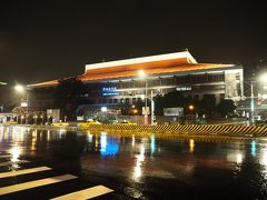 桃園MRTの台北駅はちょっと離れていて・・・地下道を歩く。
M8出口を出ると、台北駅が見えた。