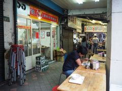 龍山寺駅から徒歩5分、陳記腸虫可專業麺線へ。