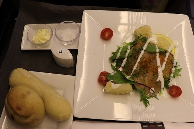 オードブル<br />サーモンマリネ ヨーグルトのソース<br />メゾンカイザー特製パン