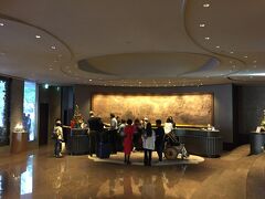 台北でのホテルはシャングリラ・ファーイースタンプラザ台北。
フロントは混雑してます。