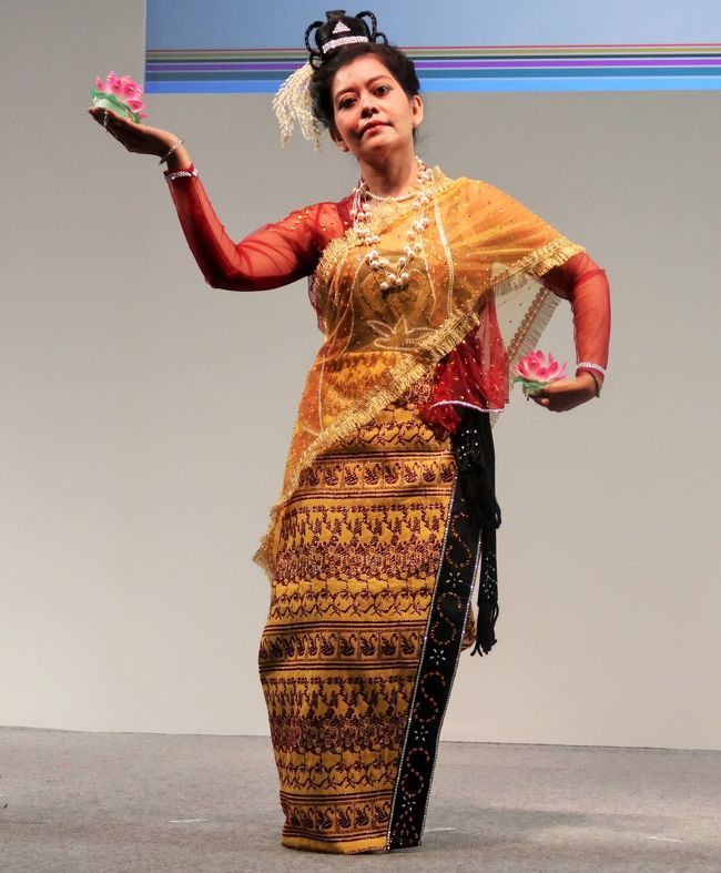 ミャンマー北部 カチン族 写真集「The Kachin」Teak House 305.JPG