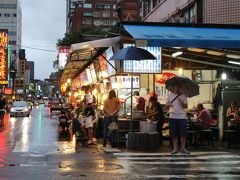 ずらっと店がならんでいます。車やバイクがすぐ横を通るので、私の好きな台中の忠孝夜市に雰囲気似てるかも。