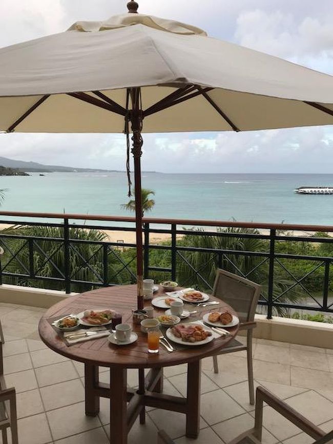 4日目です。<br /><br />朝ごはん(ブッフェ)を食べます。<br /><br />テラス席で食べます。<br />内容も満足、眺めも最高！<br />ゆっくりしたいとこですが、那覇まで行かなきゃなのでのんびりできず。。