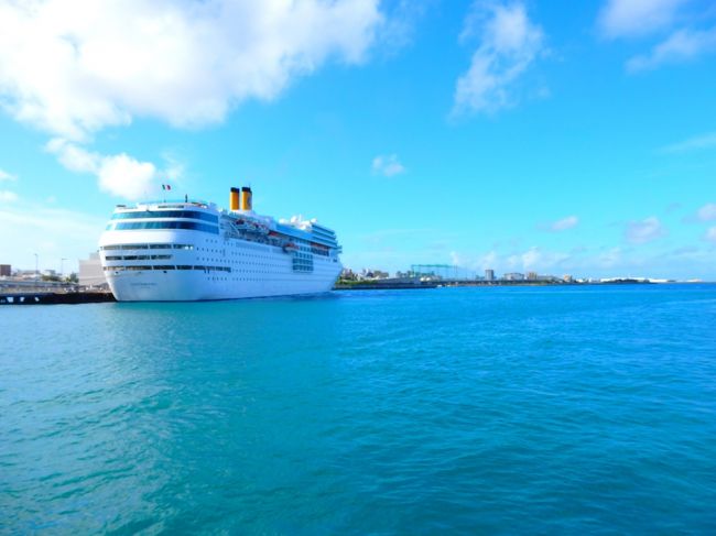 大きな船も停泊してました