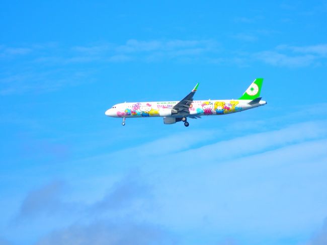 那覇空港の傍を通ります。<br /><br />EVAのkitty jetが通過していきました。