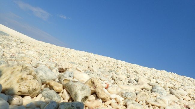 さんごでできた島、クエフ島。<br /><br />ところどころにペットボトルなどのごみが落ちていました。<br />なんか残念な気分になりました。。。