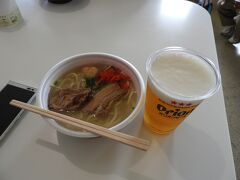 那覇空港で沖縄そばにオリオンビール。