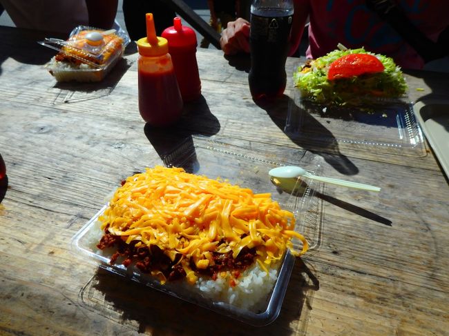 那覇に戻り、名護方面に戻ります。<br /><br />昼は【キングタコス】でタコライス。<br /><br />キャベツとトマトいりのを頼むのを忘れた！<br />ってことでチーズと肉だけのタコライスです。<br /><br />ボリューミーでおいしい。<br />やっぱ沖縄きたらタコライスも食べなきゃ！<br /><br />にしても暑い、暑い、暑い
