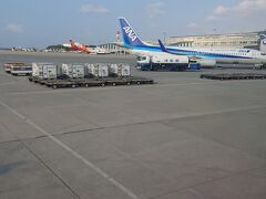 那覇空港に到着してスポットに到着です。