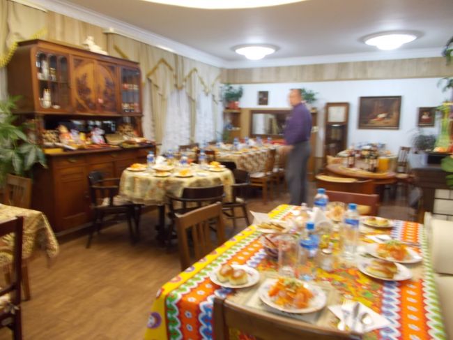 『　スズダリ　』　の　住宅街・・・に　観光バスは　入って・・・　行きます。<br /><br />今夜の　ディナーは、　<br />民家風！の　「自宅に、　招かれた・・・みたいな　レストラン」。<br />