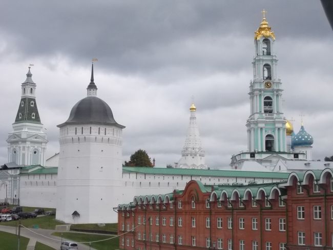 この　旅行記では　「３箇所！の　ロシアの　郊外風景」を　ご紹介します。が<br />最初は　「モスクワ郊外！に　広がる　『　黄金の環　（おうごんのわ）』　と　呼ばれている　<br />「１泊・・・しながら。の　ロシア正教　修道院。寺院巡り」を　中心。の　<br />「歴史ある！中世都市」を　探訪。　<br />（だから、　写真が　多め）<br />ーーーーーーーーーーーーーーーー<br />「モスクワ」から　北東へ・・・　７０ｋｍ。　<br />列車では、　１時間半・・・で　来られるそう。<br />駅からは、　約　１km　歩けば、　到着・・・デス。<br /><br />ココ！は　　宗教都市　『　セルギエフ・ポサード　』　って　町。<br />しかも、「世界遺産」です。<br /><br />この　「壁・・・に　囲まれた！　中だけ」の　一つ！の　修道院」を　<br />今日は　観光します。