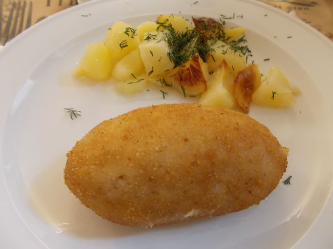 「キエフ風　カツレツ」は、　鶏胸肉の　入った・・・　カツ。<br />中には、「バター」が　入ってて、　<br />切る！と　「溶けた！　バター」が　こぼれ落ちる。<br /><br />「世界各地！で　いろんな・・・　料理を　頂いてきた」けど、<br />「ロシア」って　和食。　中華。の　次・・・位！に　食べやすくて、　ＧＯＯＤ。