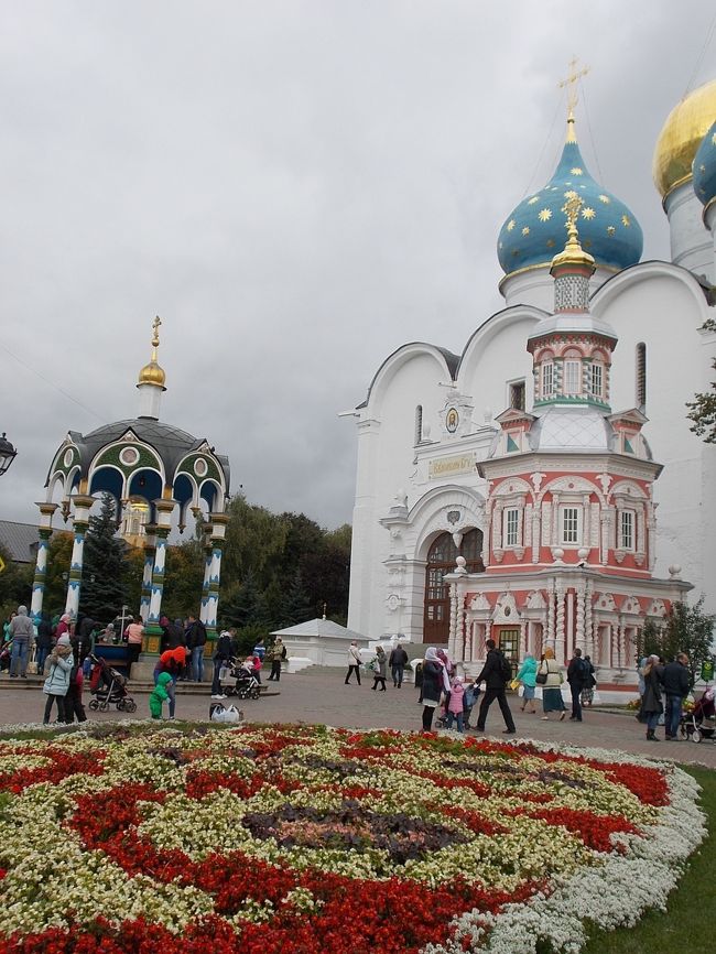 でも、　この中・・・だけ。でも　「ロシア正教！の　教会」は、　<br />沢山、　有り過ぎて・・・。<br />「とても、　見きれません」<br /><br />しかも、　「冬場！に　向かっている」と　いうのに、<br />「カラフルな　花壇」が　あちこち・・・に　あって、「とっても、　華やか～」。<br />（　灰色の空！が　何とも・・・残念　）<br />ーーーーーーーーーーーーーー<br />教会の　建築物群！も　「お色直し！を　完了してて」<br />「まるで・・・『　ディズニー・ランド　』　みたい！な　可愛らしさが。。。<br /><br />でも、　教会内は、　修復した　綺麗な　内装。も　あれば、　<br />数百年の　経過・・・の　まんま。　オンボロ！だったりして、　<br />「それ！が　素晴らしい～」。<br /><br />「格式の　高さ。　歴史の　重み」を　備えている」から・・・そこ。の　美！！！