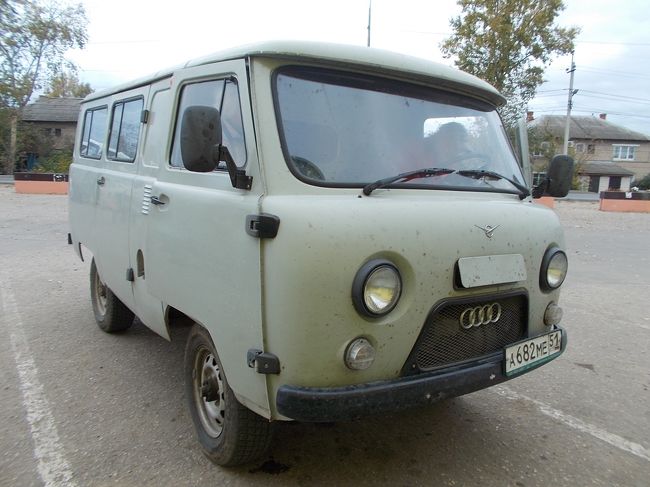 「愛嬌　タップリ！な　お顔・・・の　自動車」が　<br />スーパーに　到着～。